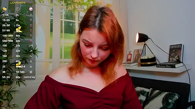 pretty little thing online show from 11/12/25, 02:50