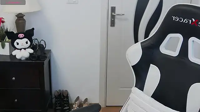 pretty little thing online show from 04/14/26, 07:31