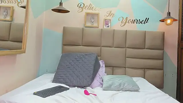 Snapshot of lilybaudyn_ chatting on 03/21/25, 05:11 lilybaudyn online show from 03/21/25, 05:11