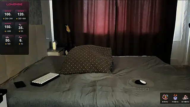 Snapshot of RoxieCrash chatting on 09/25/25, 01:04 RoxieCrash online show from 09/25/25, 01:04