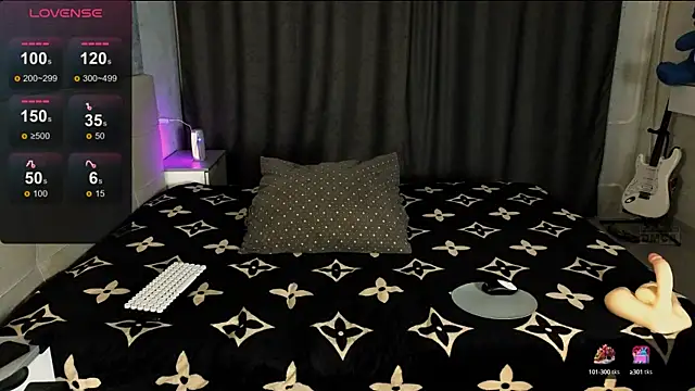 Snapshot of RoxieCrash chatting on 10/05/25, 05:44 RoxieCrash online show from 10/05/25, 05:44