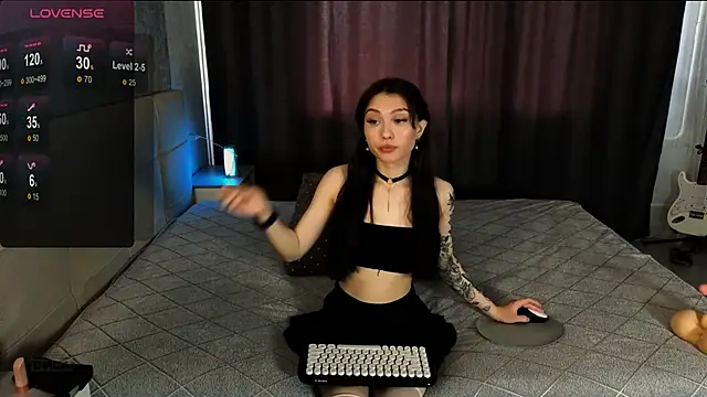 Snapshot of RoxieCrash chatting on 10/13/25, 11:43 RoxieCrash online show from 10/13/25, 11:43