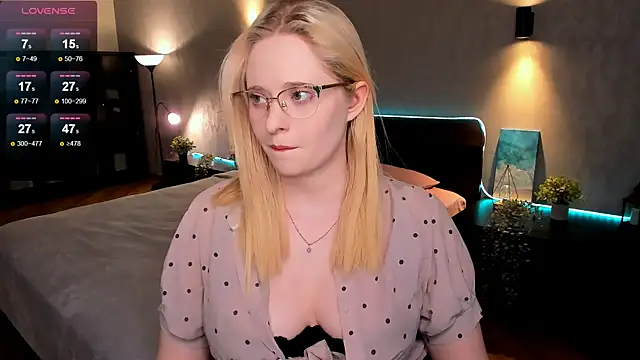 Aemilia  online show from 03/20/25, 08:42