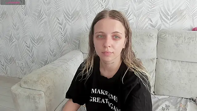 Snapshot of Alice_Halle chatting on 07/25/26, 02:42 Alice Halle online show from 07/25/26, 02:42