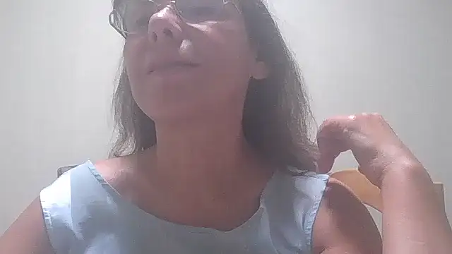 Snapshot of HollyJewel chatting on 09/15/25, 04:40 HollyJewel online show from 09/15/25, 04:40