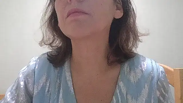 Snapshot of HollyJewel chatting on 10/26/25, 06:47 HollyJewel online show from 10/26/25, 06:47