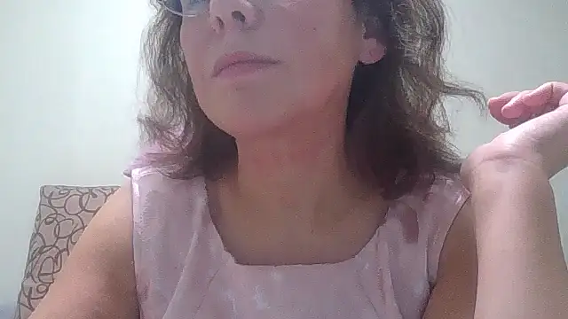 Snapshot of HollyJewel chatting on 11/05/25, 06:08 HollyJewel online show from 11/05/25, 06:08