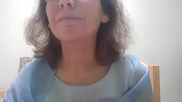 Snapshot of HollyJewel chatting on 11/06/25, 05:14 HollyJewel online show from 11/06/25, 05:14