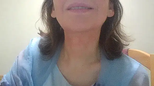 Snapshot of HollyJewel chatting on 11/10/25, 04:17 HollyJewel online show from 11/10/25, 04:17