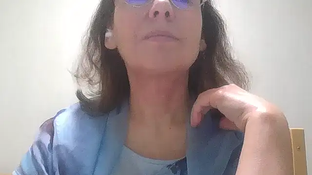 Snapshot of HollyJewel chatting on 11/20/25, 04:29 HollyJewel online show from 11/20/25, 04:29