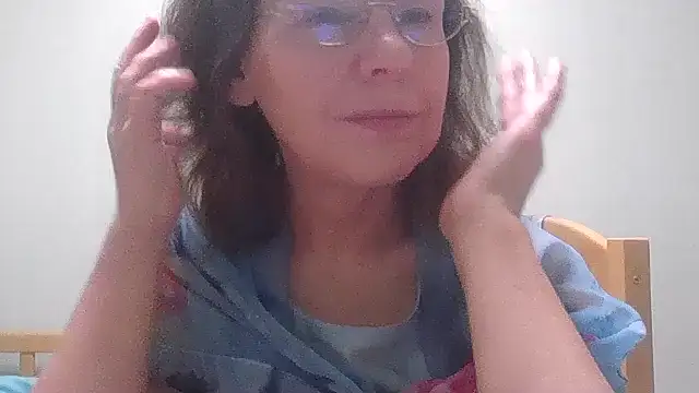 Snapshot of HollyJewel chatting on 11/25/25, 07:14 HollyJewel online show from 11/25/25, 07:14