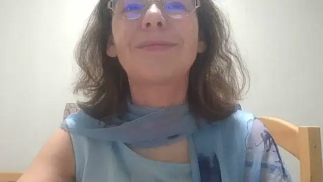 Snapshot of HollyJewel chatting on 12/05/25, 06:26 HollyJewel online show from 12/05/25, 06:26