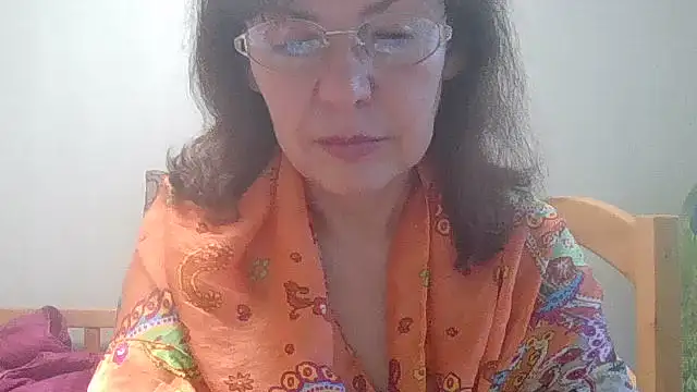 Snapshot of HollyJewel chatting on 05/26/26, 04:14 HollyJewel online show from 05/26/26, 04:14