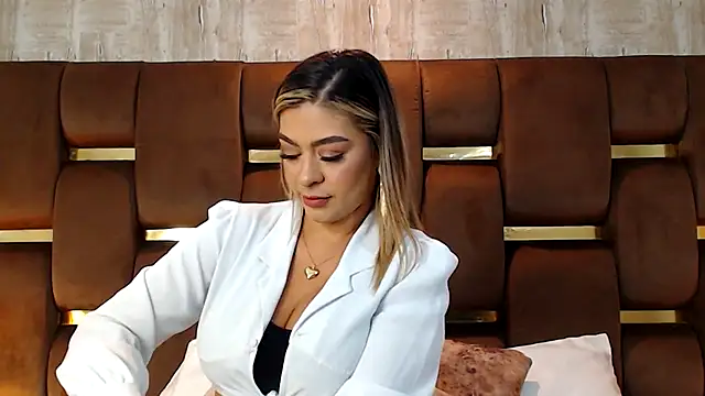 Snapshot of JoannaStanford chatting on 09/17/25, 07:37 JoannaStanford online show from 09/17/25, 07:37