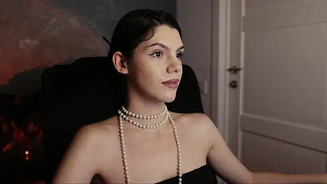 Snapshot of mistress__rochelle chatting on 03/05/25, 01:10 mistress  rochelle online show from 03/05/25, 01:10