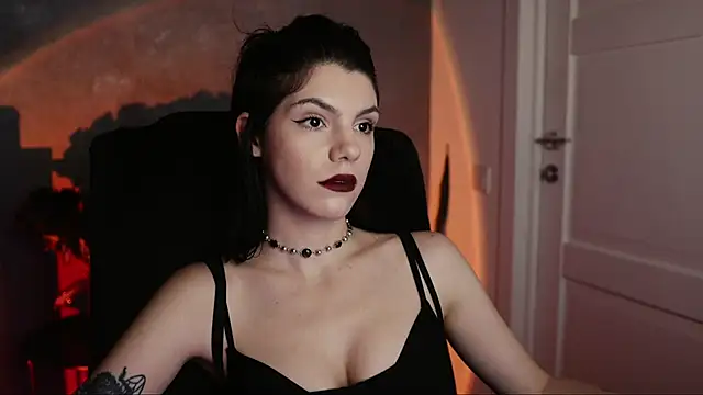 Snapshot of mistress__rochelle chatting on 03/06/25, 01:05 mistress  rochelle online show from 03/06/25, 01:05