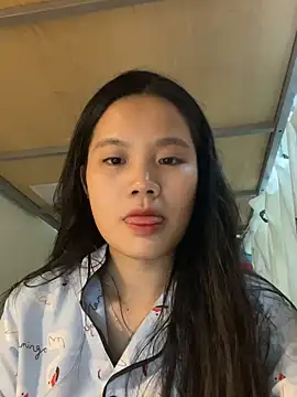 Snapshot of Be-MyMy chatting on 12/30/24, 11:15 Be-MyMy online show from 12/30/24, 11:15