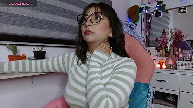 Snapshot of Littlerouse_ chatting on 01/25/25, 01:43 Littlerouse  online show from 01/25/25, 01:43