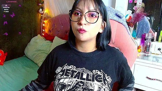 Snapshot of Littlerouse_ chatting on 03/20/25, 04:51 Littlerouse  online show from 03/20/25, 04:51