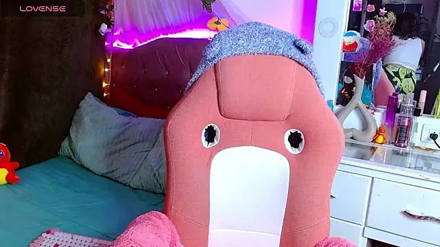 Snapshot of Littlerouse_ chatting on 03/23/25, 04:49 Littlerouse  online show from 03/23/25, 04:49