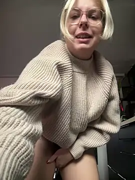 Snapshot of Livewithlucy chatting on 12/15/24, 11:23 Livewithlucy online show from 12/15/24, 11:23