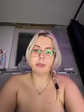 Snapshot of Livewithlucy chatting on 12/21/24, 07:24 Livewithlucy online show from 12/21/24, 07:24