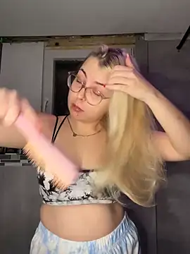 Snapshot of Livewithlucy chatting on 12/23/24, 07:30 Livewithlucy online show from 12/23/24, 07:30