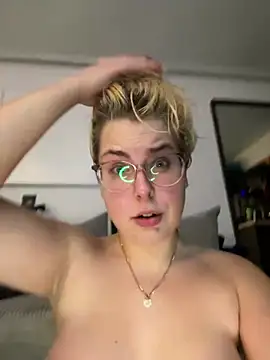 Snapshot of Livewithlucy chatting on 12/27/24, 09:54 Livewithlucy online show from 12/27/24, 09:54