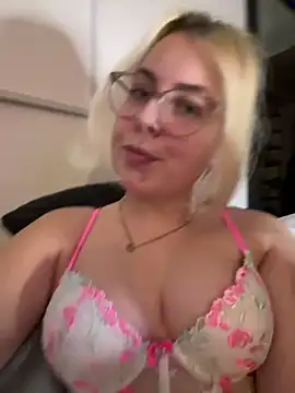 Snapshot of Livewithlucy chatting on 12/29/24, 03:46 Livewithlucy online show from 12/29/24, 03:46