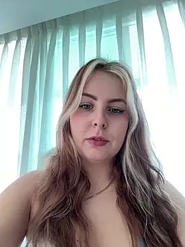 Snapshot of Livewithlucy chatting on 01/22/25, 03:20 Livewithlucy online show from 01/22/25, 03:20