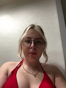 Snapshot of Livewithlucy chatting on 01/28/25, 01:38 Livewithlucy online show from 01/28/25, 01:38