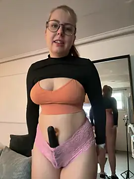 Snapshot of Livewithlucy chatting on 02/06/25, 08:29 Livewithlucy online show from 02/06/25, 08:29