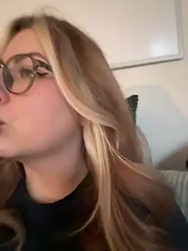 Snapshot of Livewithlucy chatting on 02/13/25, 11:39 Livewithlucy online show from 02/13/25, 11:39