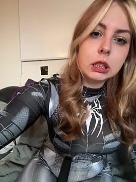 Snapshot of Livewithlucy chatting on 02/21/25, 12:28 Livewithlucy online show from 02/21/25, 12:28