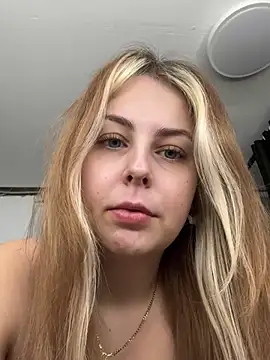 Snapshot of Livewithlucy chatting on 03/02/25, 02:43 Livewithlucy online show from 03/02/25, 02:43