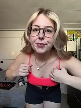 Snapshot of Livewithlucy chatting on 03/06/25, 01:14 Livewithlucy online show from 03/06/25, 01:14