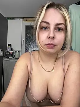 Snapshot of Livewithlucy chatting on 03/11/25, 05:35 Livewithlucy online show from 03/11/25, 05:35