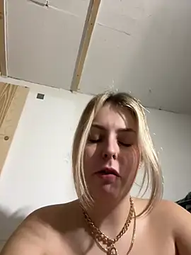 Snapshot of Livewithlucy chatting on 03/12/25, 03:07 Livewithlucy online show from 03/12/25, 03:07