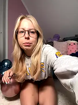 Snapshot of Livewithlucy chatting on 09/18/25, 09:33 Livewithlucy online show from 09/18/25, 09:33