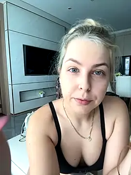 Snapshot of Livewithlucy chatting on 10/12/25, 03:38 Livewithlucy online show from 10/12/25, 03:38