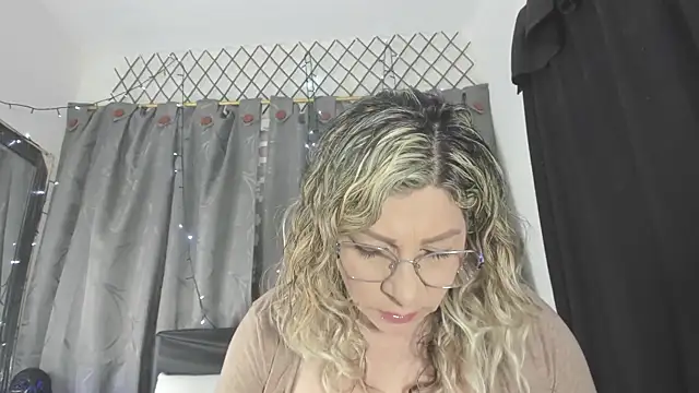 eva1saenz online show from 11/27/25, 08:44