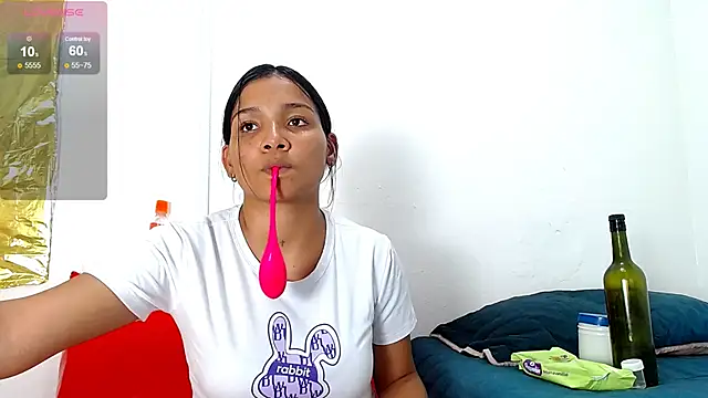 Snapshot of camilavagina24 chatting on 12/26/24, 04:47 camilavagina24 online show from 12/26/24, 04:47