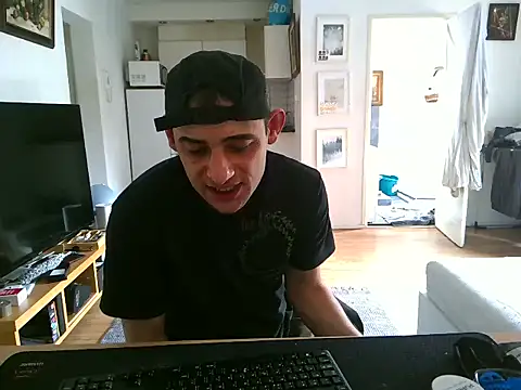 Snapshot of mihaimichael chatting on 05/31/26, 01:51 mihaimichael online show from 05/31/26, 01:51