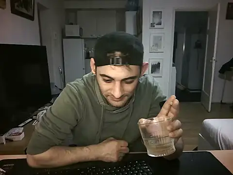 Snapshot of mihaimichael chatting on 06/11/26, 02:53 mihaimichael online show from 06/11/26, 02:53