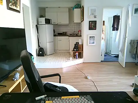 Snapshot of mihaimichael chatting on 07/12/26, 03:25 mihaimichael online show from 07/12/26, 03:25