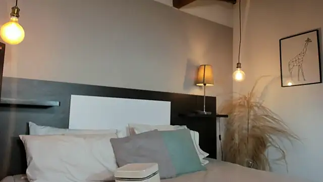 SaraaJhonsonn online show from 04/10/26, 03:06