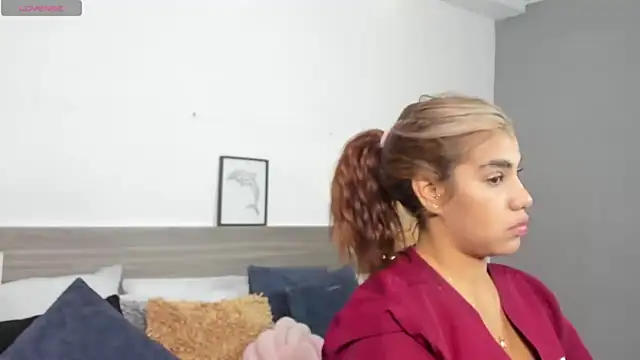 SaraaJhonsonn online show from 04/25/26, 01:25