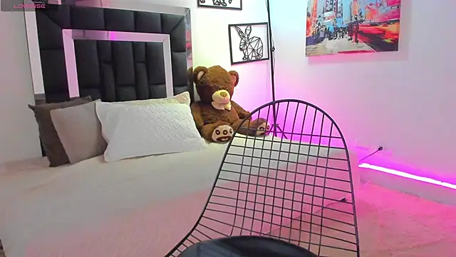 Snapshot of emma-hiill chatting on 12/20/24, 02:05 emma-hiill online show from 12/20/24, 02:05