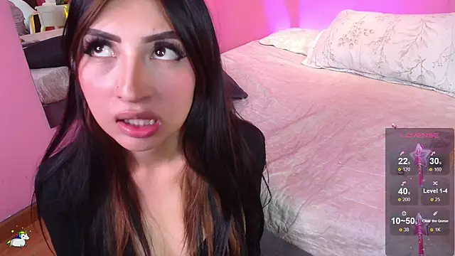 Snapshot of Nicolette_ks_ chatting on 12/17/24, 04:11 Nicolette ks  online show from 12/17/24, 04:11