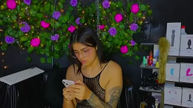 Snapshot of Sweett_Mollyy chatting on 05/19/26, 11:33 Sweett Mollyy online show from 05/19/26, 11:33